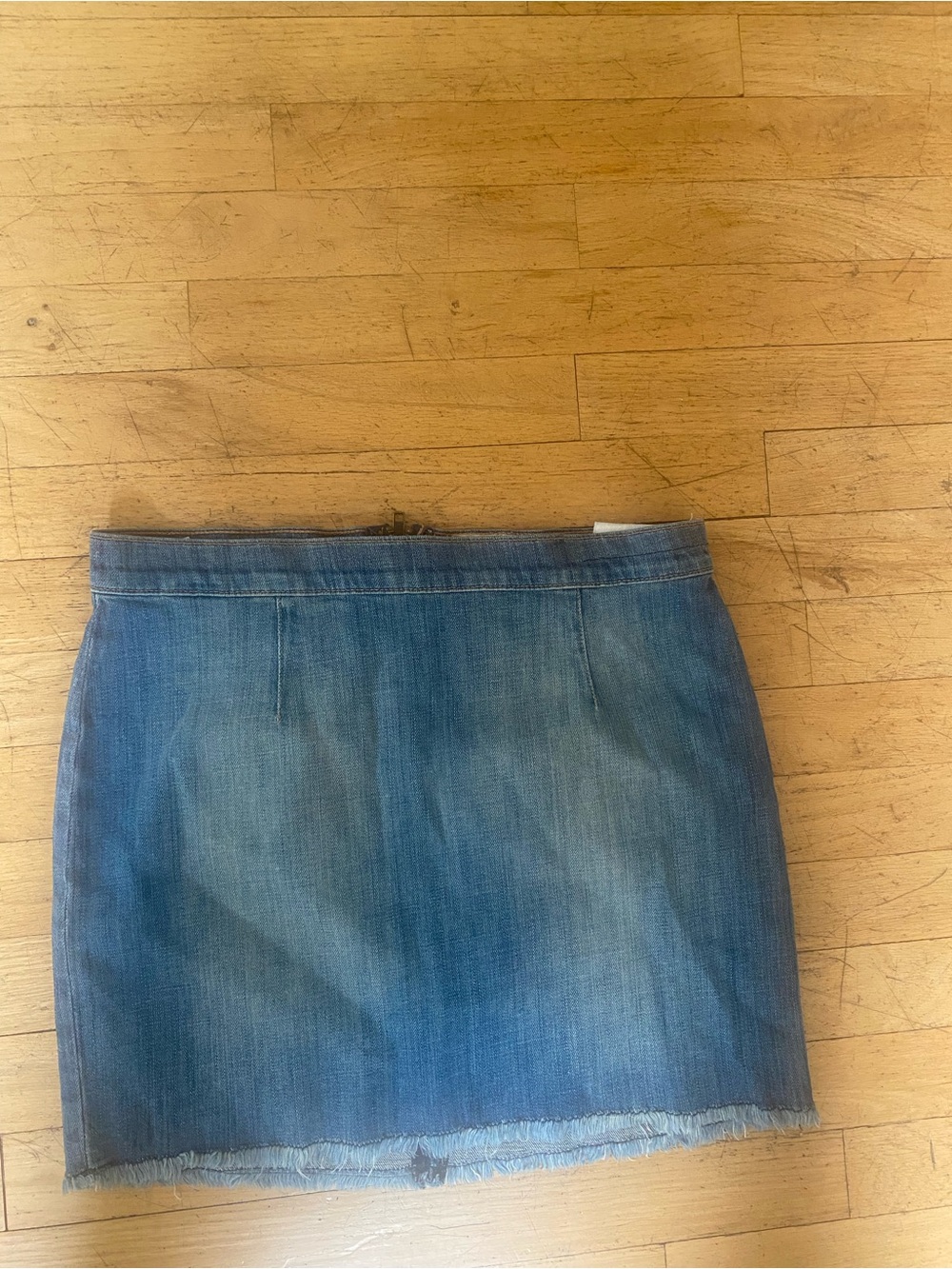 Current Elliott great denim skirt. Back zipper.size 28